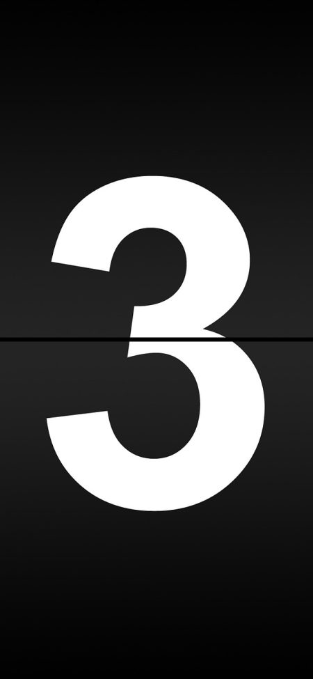 三人小游戏 App 答题界面，屏幕上方是倒计时进度条，中间显示题目文字，下方是输入框与提交按钮，整体为深色主题
